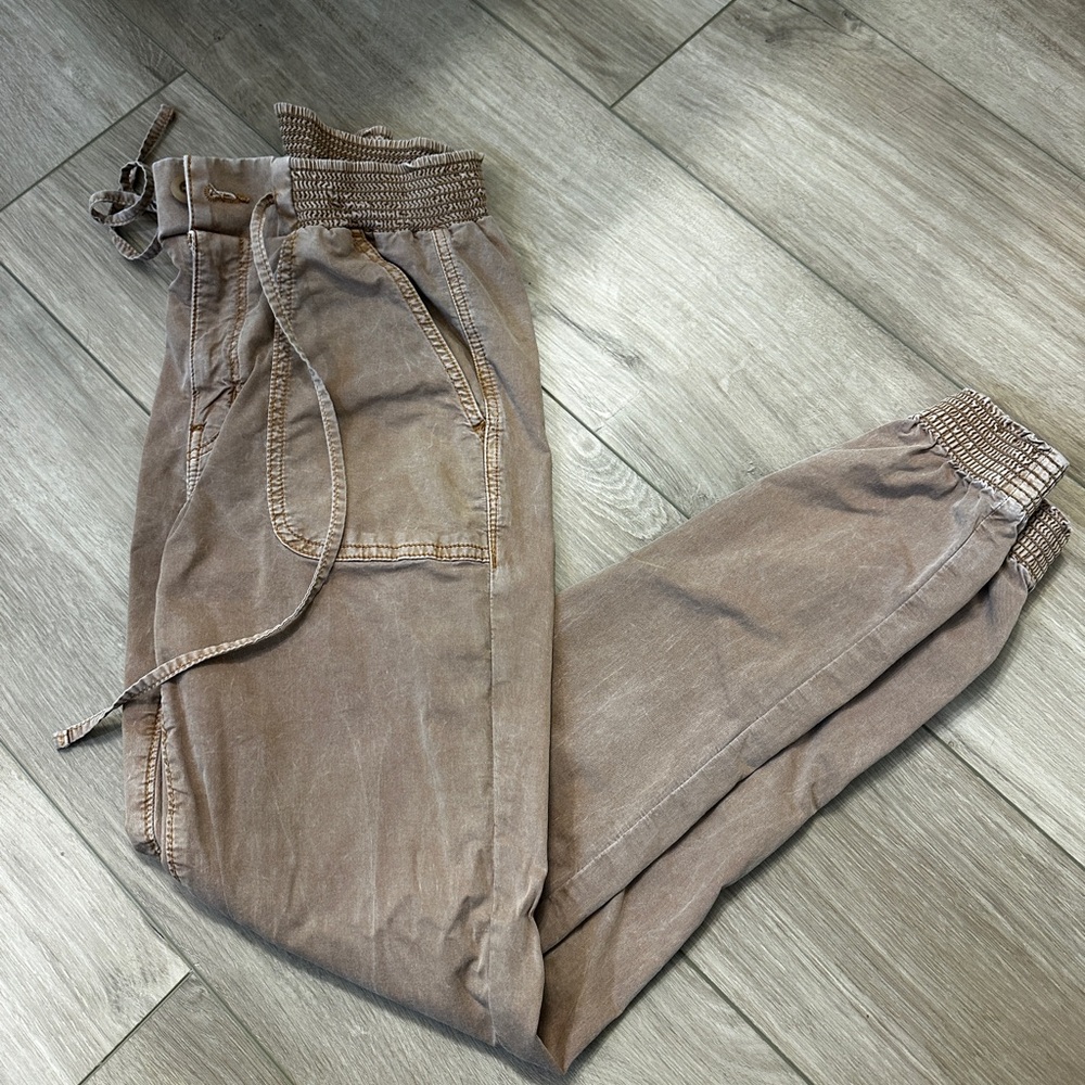 American Eagle women’s khaki joggers size 8